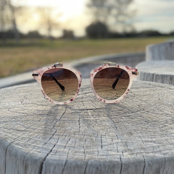 Women’s Sunglasses - Picture 3 of 4